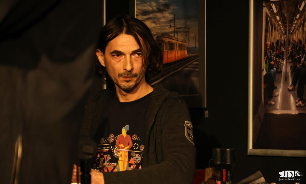 perkusista a w tle fotografie uliczne