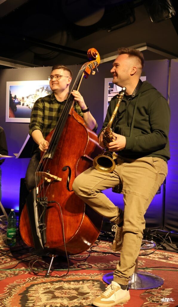 uśmiechnięty saksofonista i kontrabasista