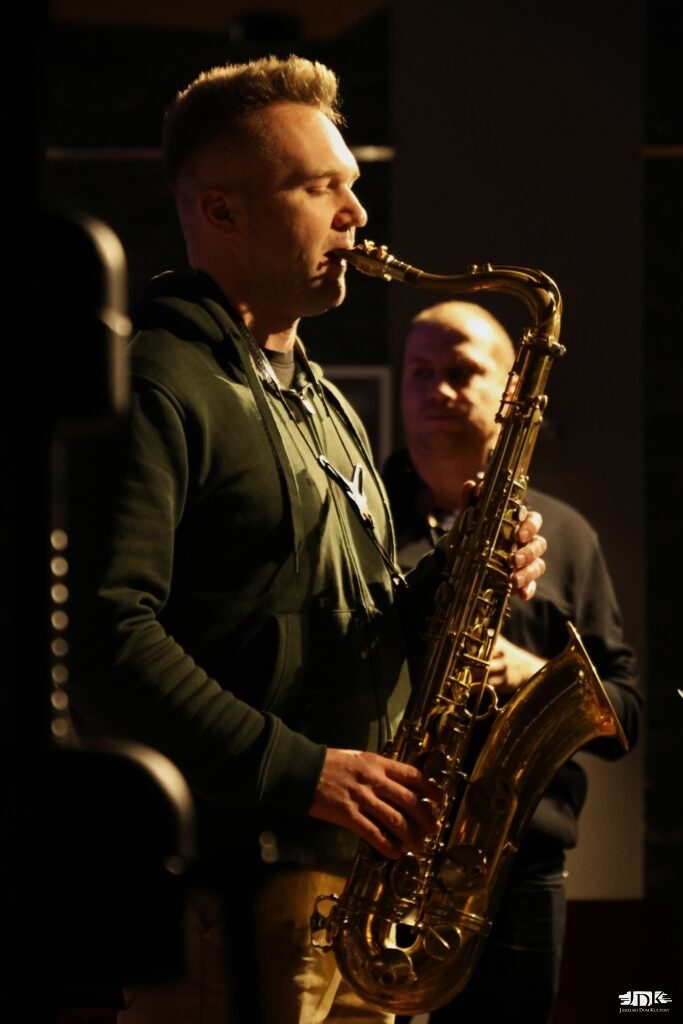 saksofonista, w tle klarnecista