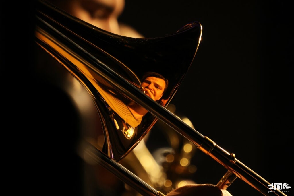 puzon, a w nim odbija się twarz muzyka