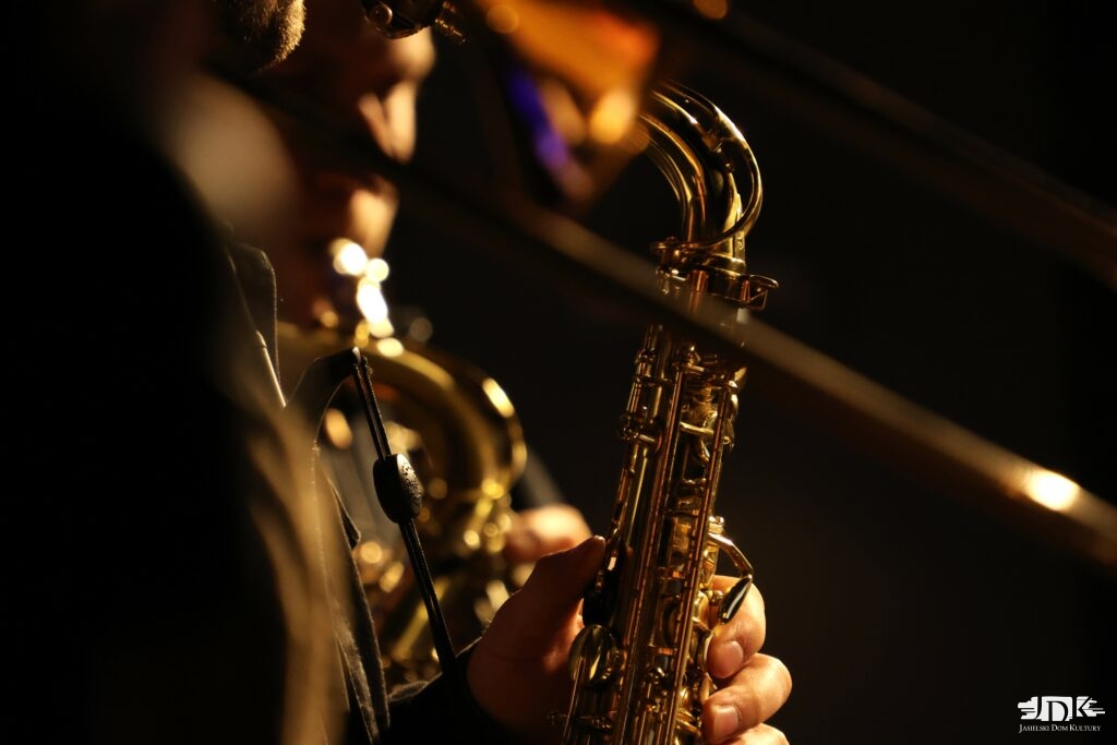 fragmenty złotych, blaszanych instrumentów