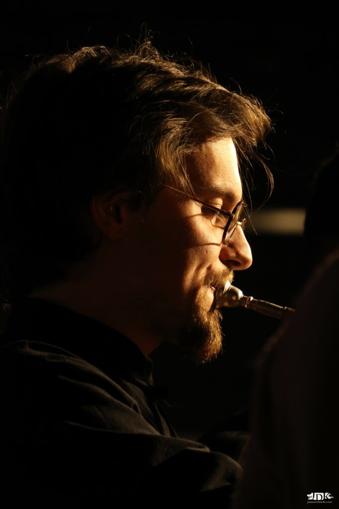 portret grającego na trąbce