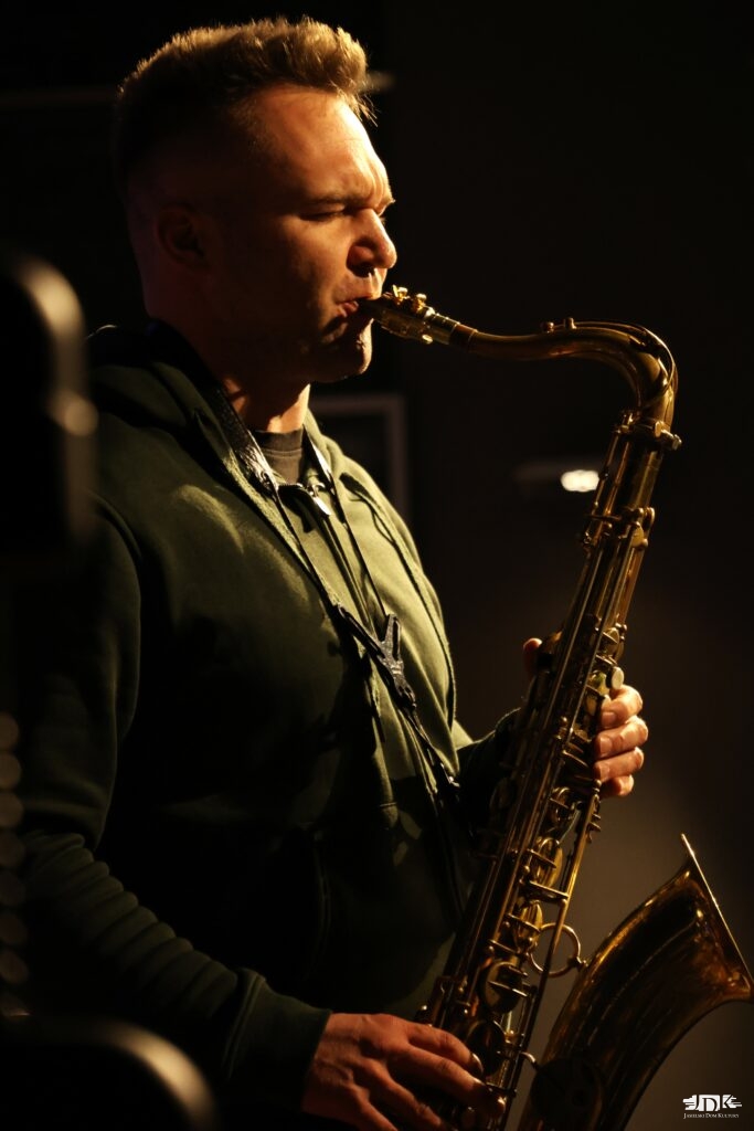 saksofonista w zielonej bluzie