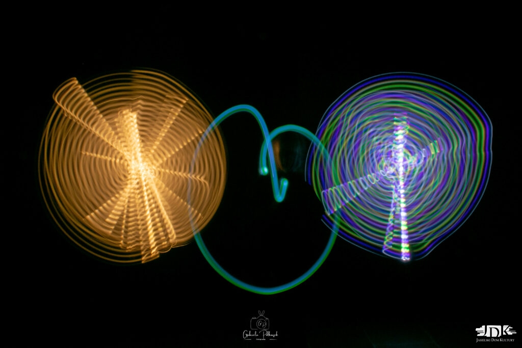 świetlne smugi: okręgi po bokach, wewnątrz serce