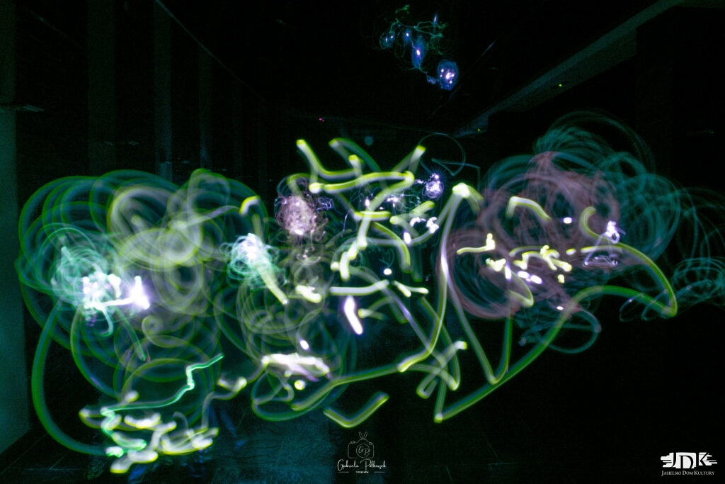 świetlne smugi w odcieniach zieleni