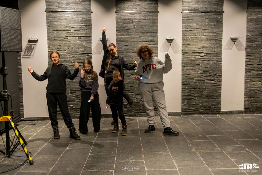 grupa czterech osób pozuje do aparatu