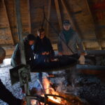 Folusz- wiata ogniskowa- uczestnicy pieką kiełbaski