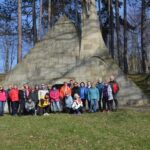Zagórzany – turyści przy grobowcu – piramidzie Skrzyńskich