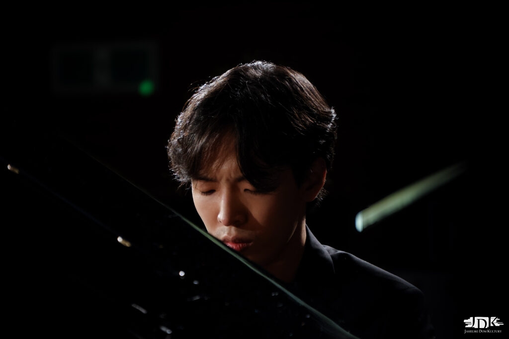 skupiony artysta ze spojrzeniem na klawiaturę