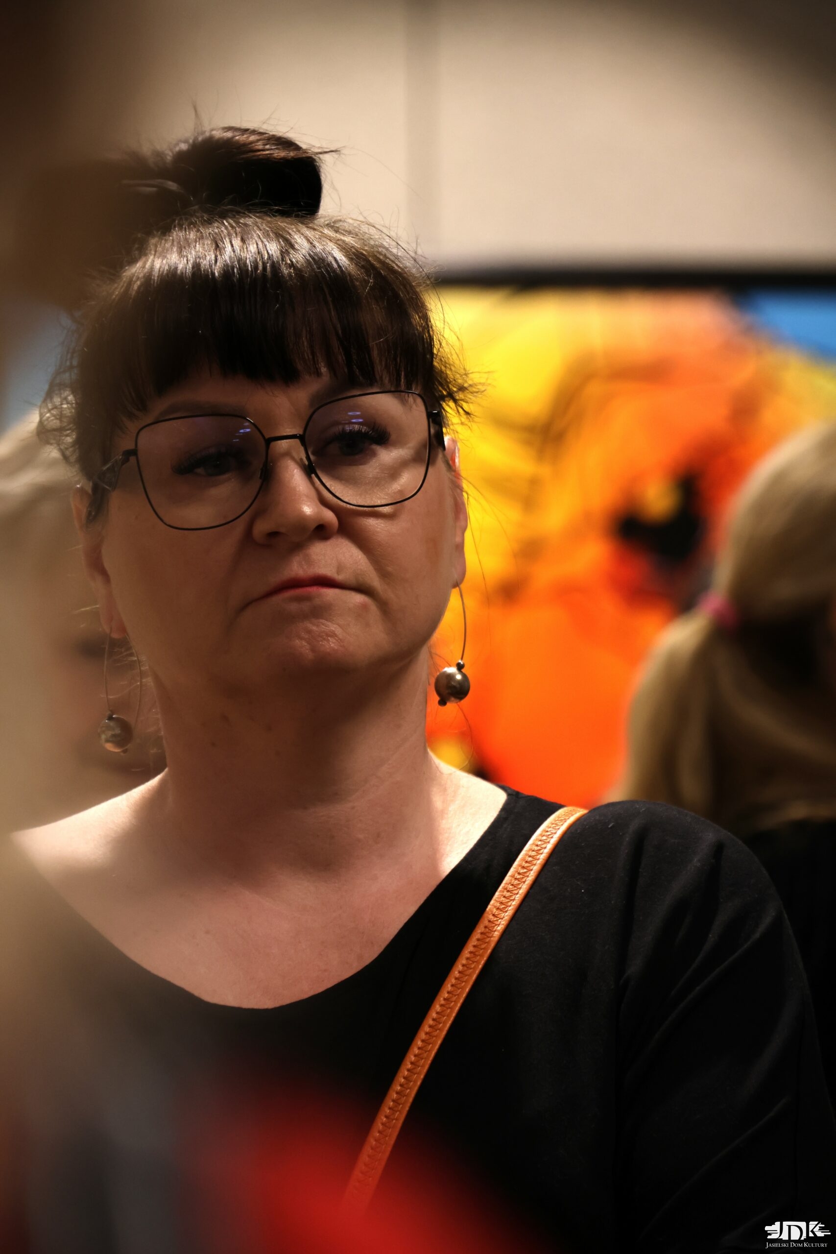 zdjęcie kobiety pogrążonej w refleksji