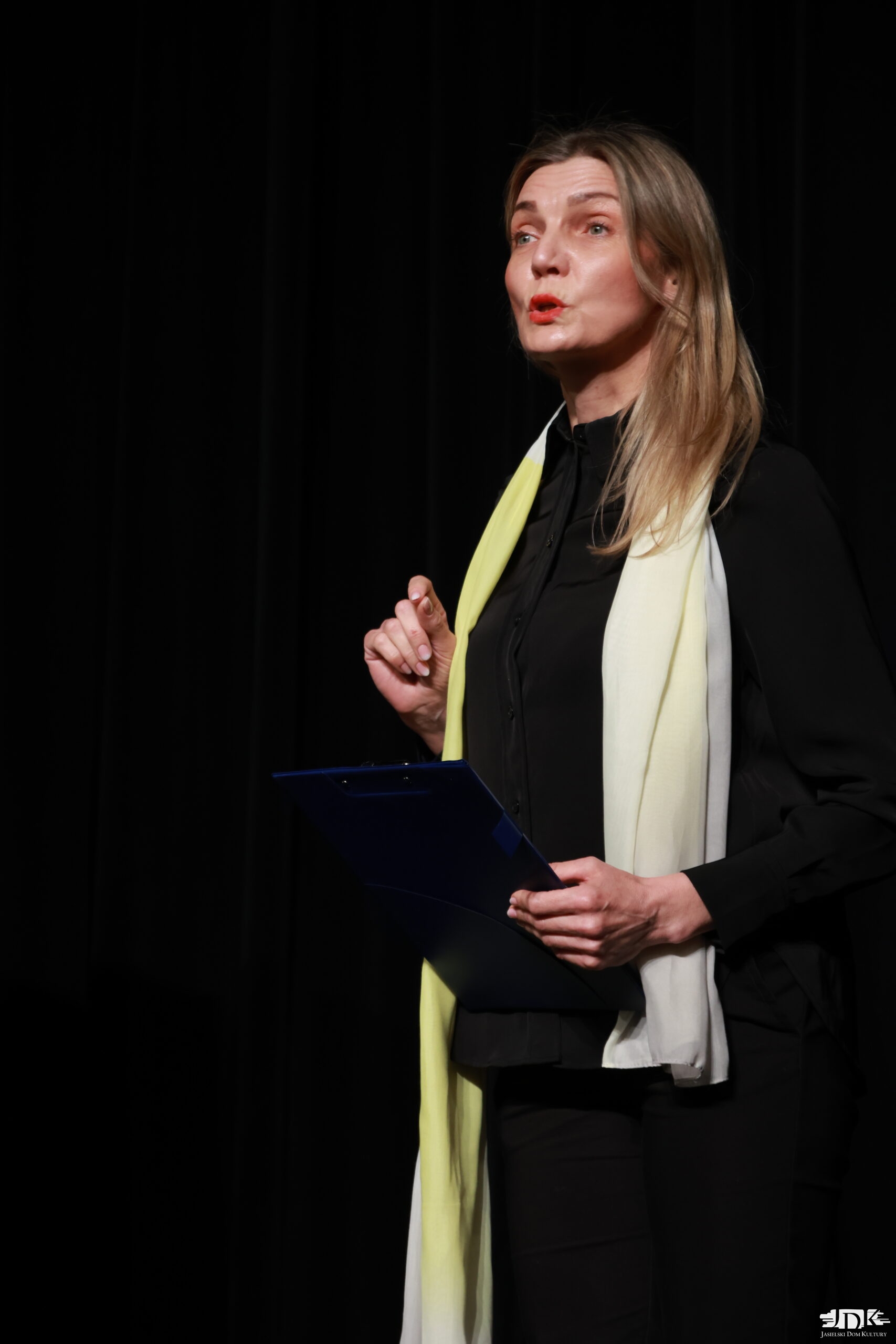 aktorka z białym szalem
