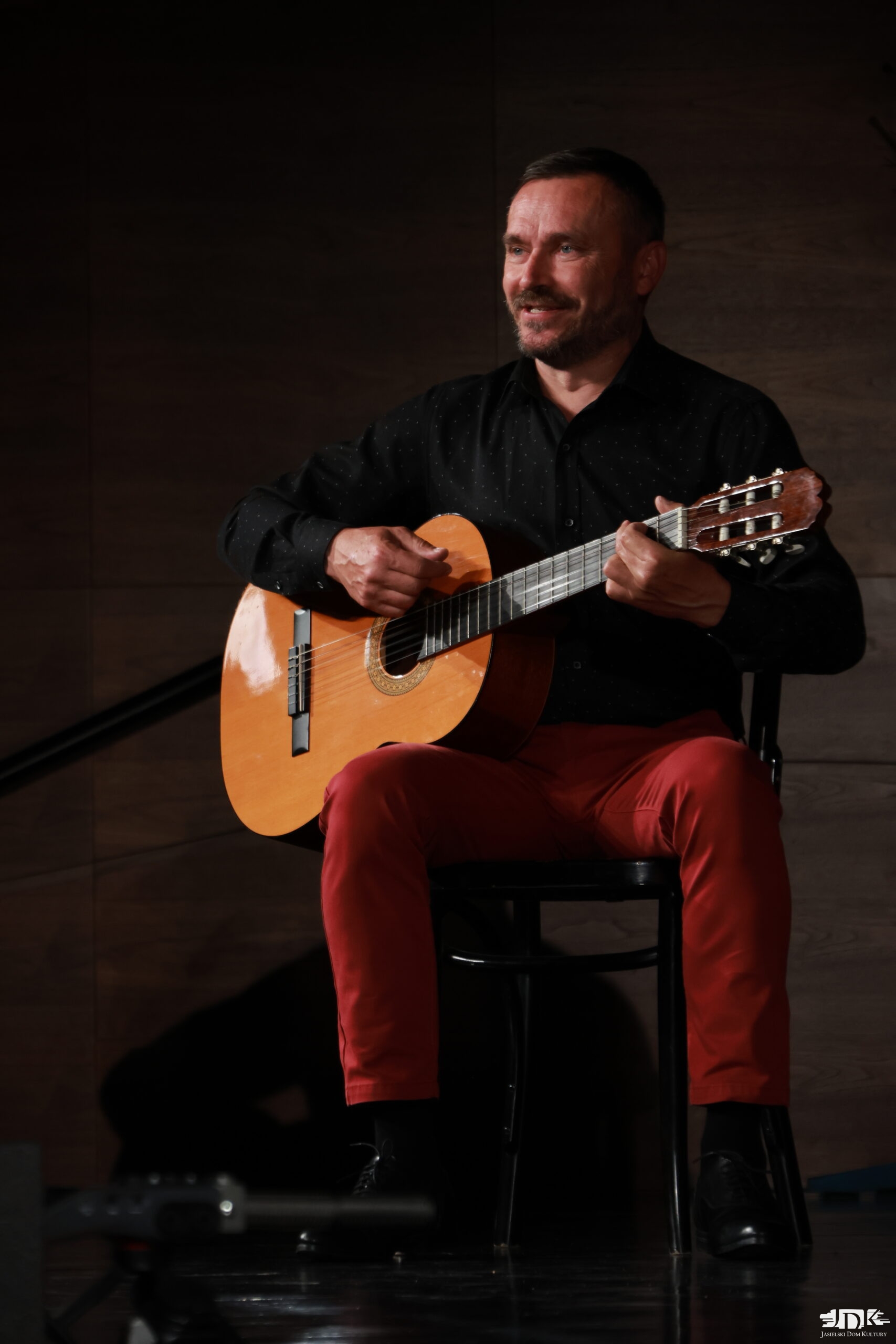 aktor z gitarą