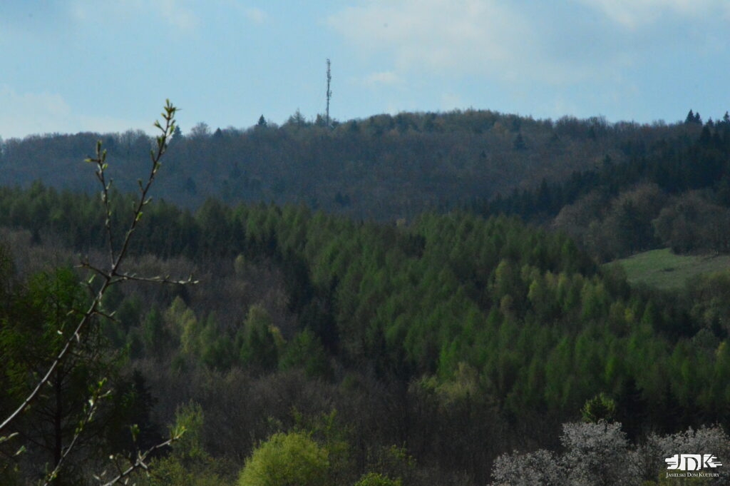 widok na szczyt Tokarni - wieża przekaźnikowa