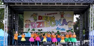 Rodzinne świętowanie Dnia Dziecka uczestnicy dnia dziecka na scenie