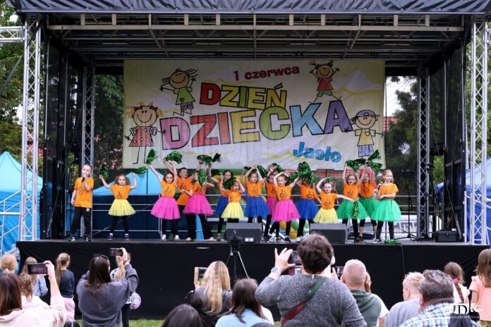 Dzień Dziecka 2026 - 00000025 uczestnicy dnia dziecka na scenie