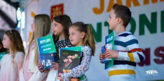 Muzyka pod patronatem św. Antoniego. Młode talenty JDK rozgrzały jasielski rynek