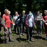 Polany Surowicze – uczestnicy na terenie cerkwiska (1)