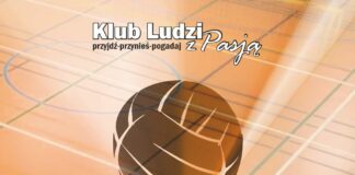 Grafika promująca wydarzenie „Klub Ludzi z Pasją” pod hasłem „Przygoda na całe życie!!!”. Tło przedstawia rozmyty parkiet sali sportowej z liniami boiska, utrzymany w pomarańczowo-białej kolorystyce. W centrum znajduje się graficzny symbol piłki do siatkówki. U góry widnieje napis „Klub Ludzi z Pasją” oraz hasło „przyjdź-przynieś-pogadaj”. Na dole umieszczono logotyp Jasielskiego Domu Kultury oraz znak partnera motoryzacyjnego Auto Podlasie Toyota Jasło.