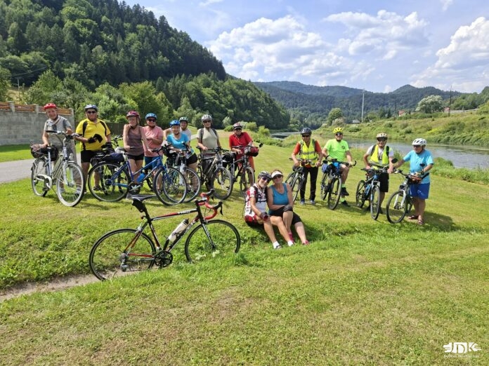Sulin- rowerzyści przy trasie przejazdu - foto E.Ruszała