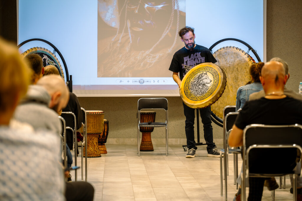 Konrad Bobula prezentujący bęben z wizerunkiem wilka