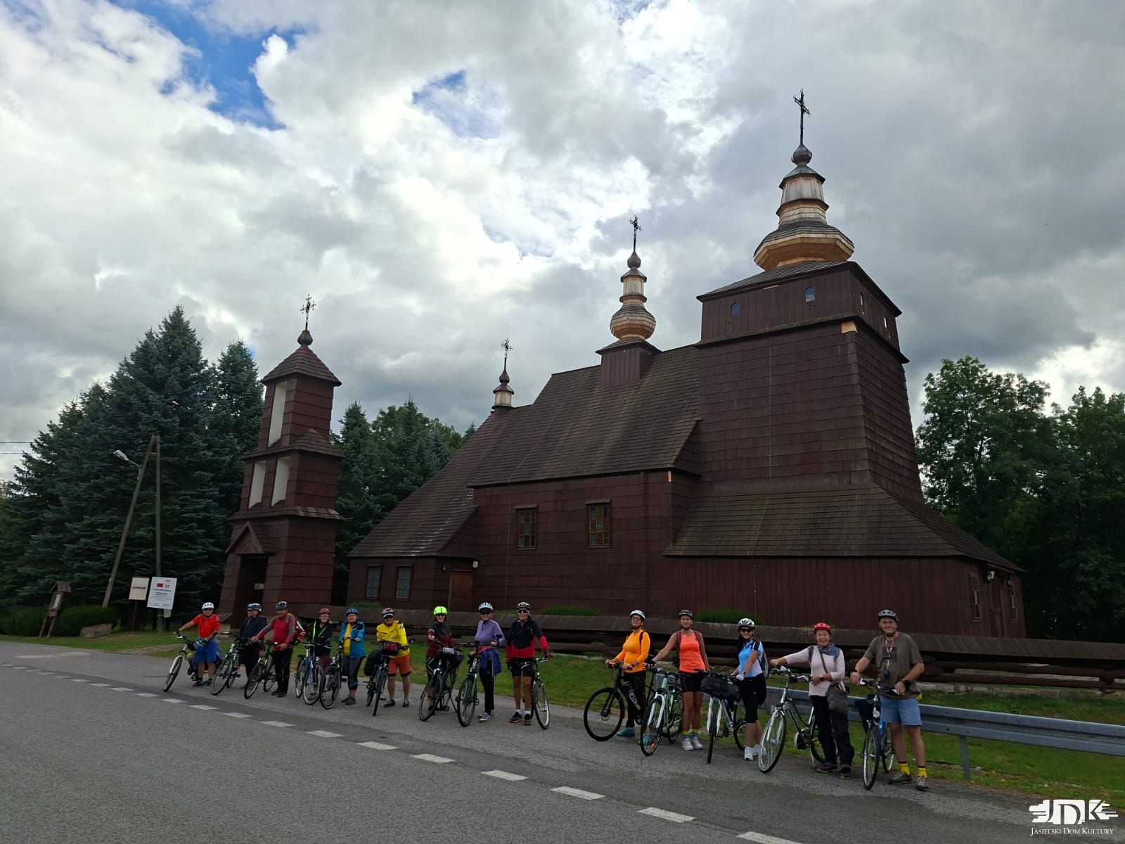 Męcina Wielka - rowerzyści przy cerkwi św.św. Kosmy i Damiana