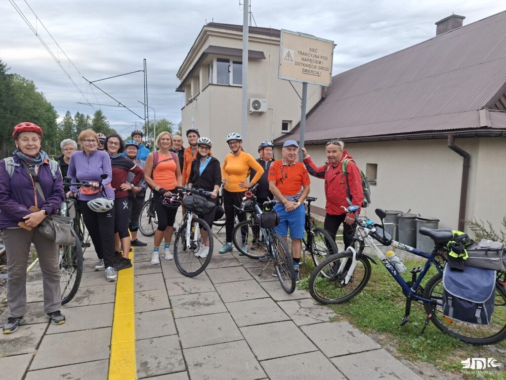 Stacja PKP Niegłowice - rowerzyści oczekujący na pociąg
