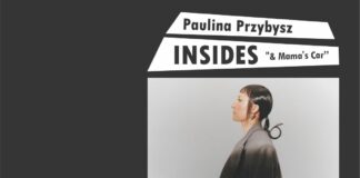 Grafika promująca wydarzenie „Jasielskie Jazzowe Klimaty”. Pośrodku zdjęcie Pauliny Przybysz siedzącej bokiem na tle jasnej ściany. Po prawej stronie napis: „Paulina Przybysz” oraz „INSIDES & Mama’s Car”.