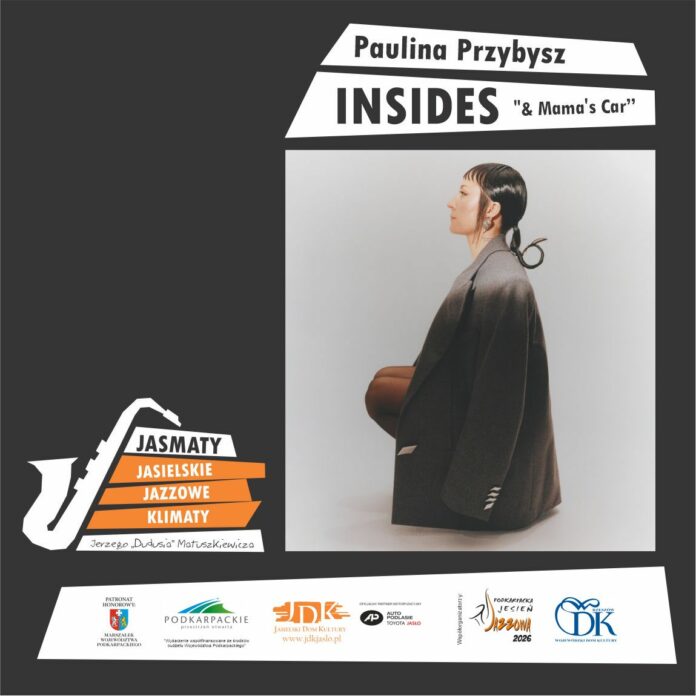 Grafika promująca wydarzenie „Jasielskie Jazzowe Klimaty”. Pośrodku zdjęcie Pauliny Przybysz siedzącej bokiem na tle jasnej ściany. Po prawej stronie napis: „Paulina Przybysz” oraz „INSIDES & Mama’s Car”.