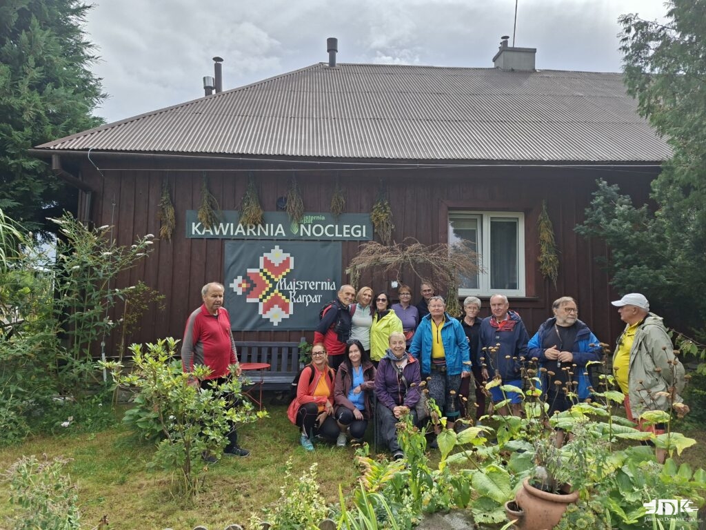 rowerzyści przed budynkiem Majsternia Karpat w Sękowej
