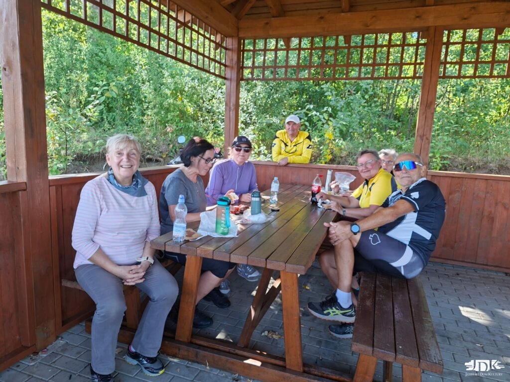 rowerzyści w altance przy Muzeum Narciarstwa w Cieklinie