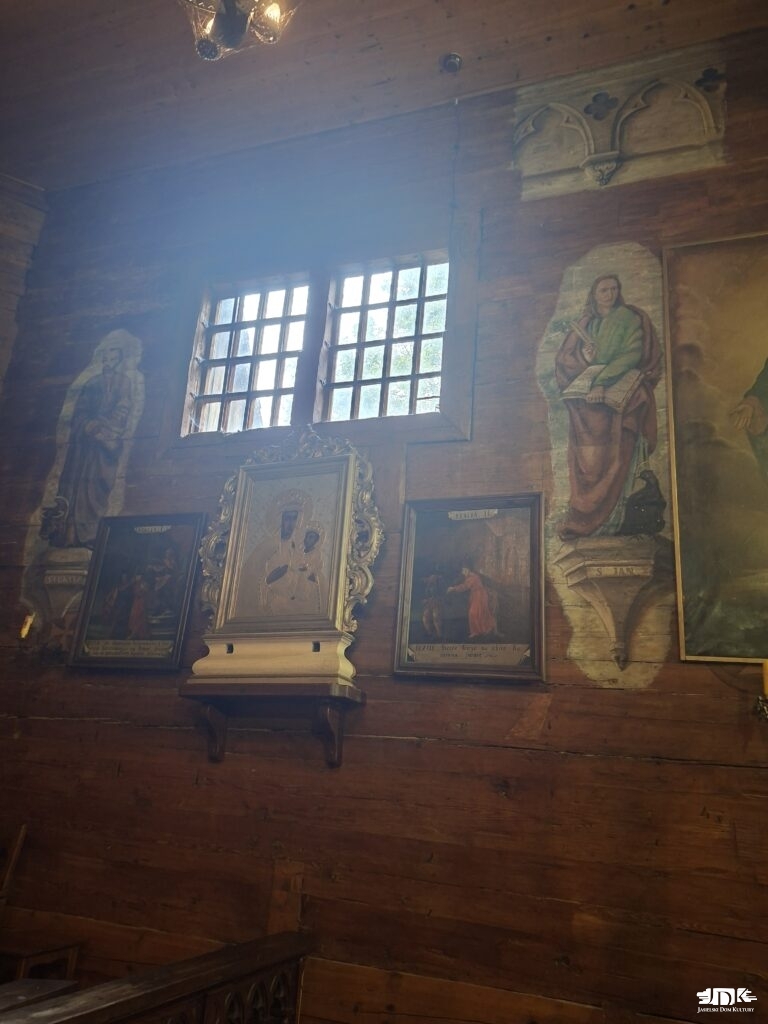 zabytkowe wnętrze świątyni w Sękowej
