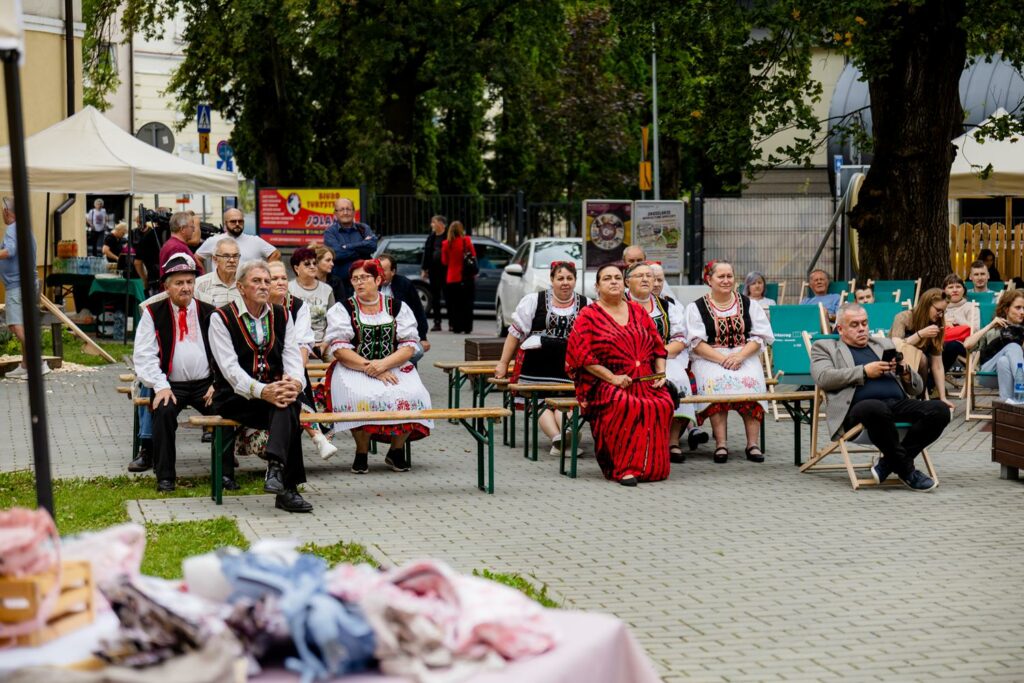 siedzący na ławkach uczestnicy wydarzenia