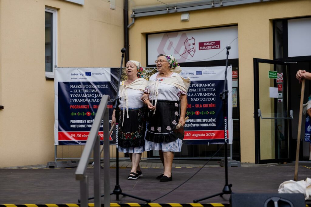 dwie śpiewające dziewczynki w strojach ludowych