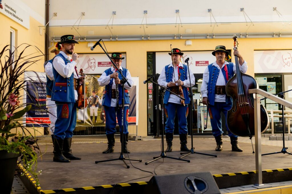 kapela w tradycyjnych strojach, grająca przed budynkiem 