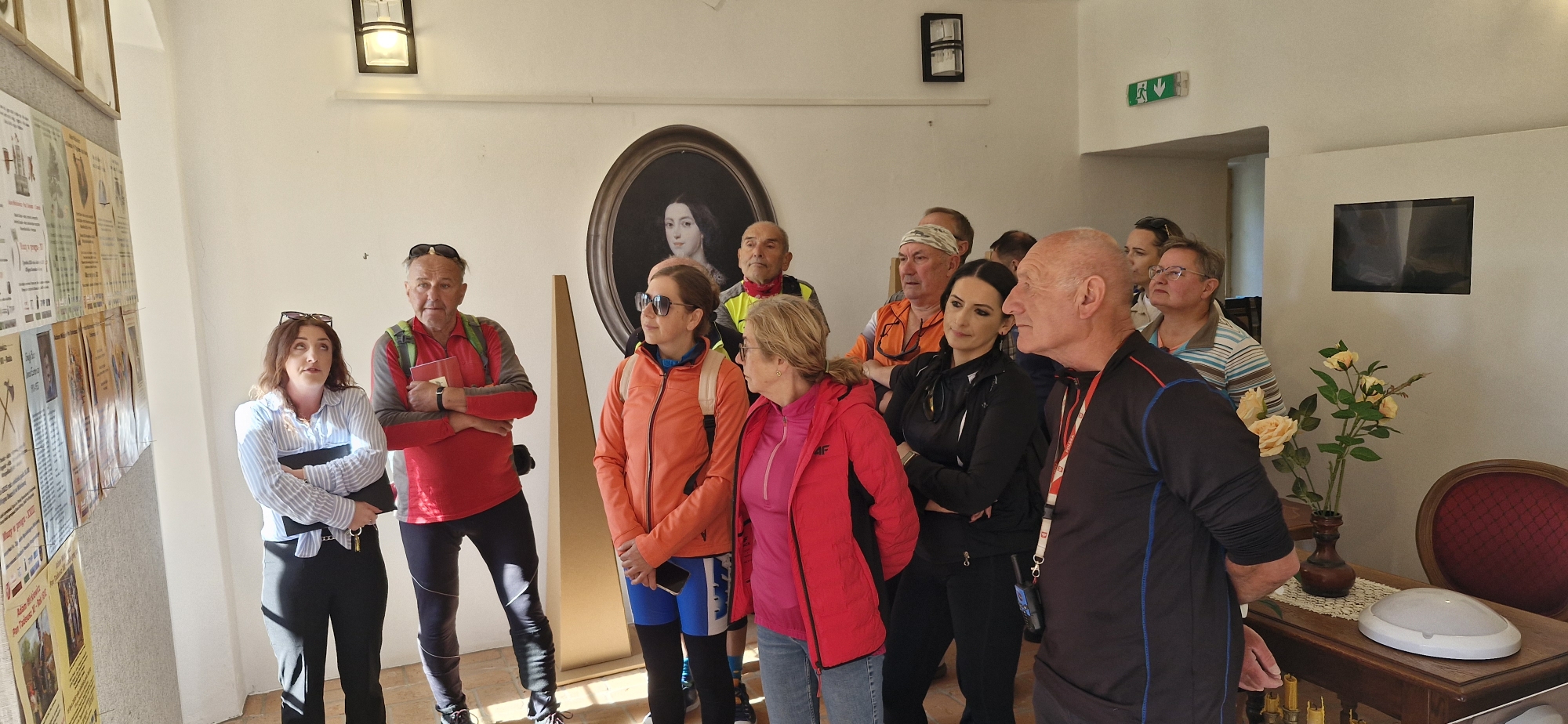 grupa rowerzystów w oficynie w dworze - w sportowym ubraniu