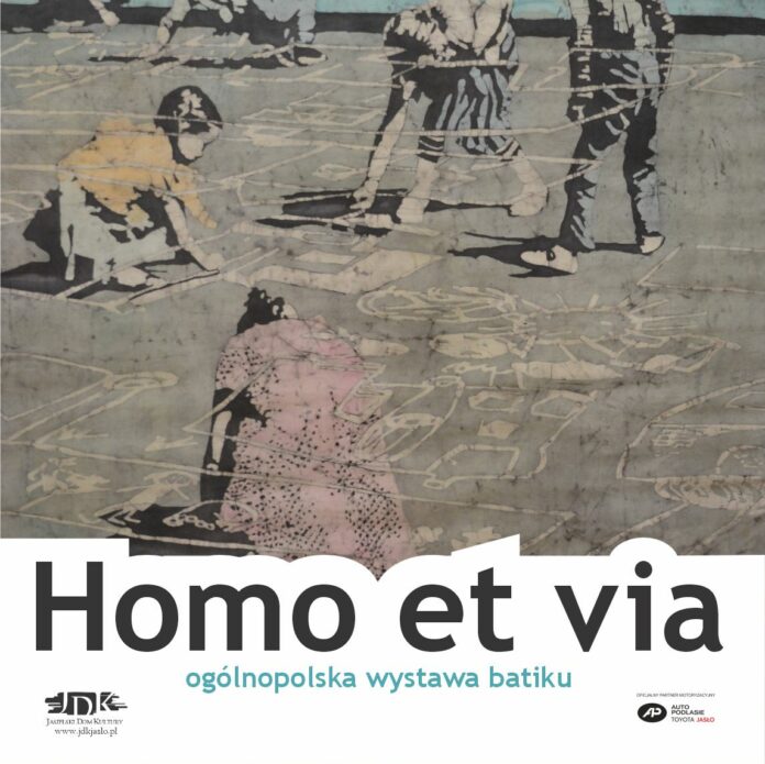 Plakat wystawy batiku „Homo et via” przedstawiający stylizowane postacie ludzkie na szaro-turkusowym tle. Zawiera informacje o ogólnopolskiej wystawie batiku w Galerii Jasielskiego Domu Kultury