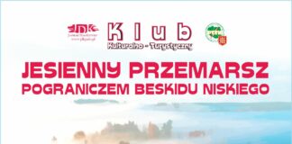 Plakat promujący „Jesienny Przemarsz Pograniczem Beskidu Niskiego”. W górnej części znajdują się logotypy organizatorów, a w dolnej malownicza, jesienna panorama górska spowita mgłą, z lasami i drzewami w odcieniach czerwieni, pomarańczu, żółci i zieleni.