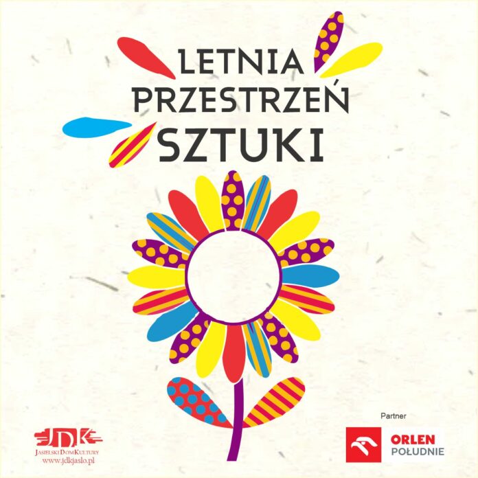Plakat promujący wydarzenie „Letnia Przestrzeń Sztuki” organizowane przez Jasielski Dom Kultury. Na jasnym tle znajduje się kolorowy, stylizowany kwiat z płatkami w czerwonym, żółtym, niebieskim i fioletowym kolorze, ozdobionymi kropkami i paskami. Powyżej widnieje napis „LETNIA PRZESTRZEŃ SZTUKI”. Na dole plakatu podano nazwę organizatora „Jasielski Dom Kultury” oraz datę wydarzenia: „27.06.–5.09.2026”. W dolnej części znajdują się logotypy Jasielskiego Domu Kultury i ORLEN Południe.